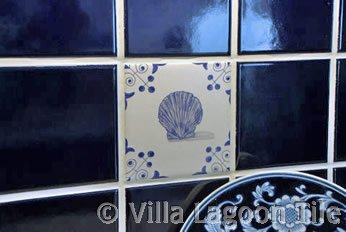 Delft tile insert in backsplash