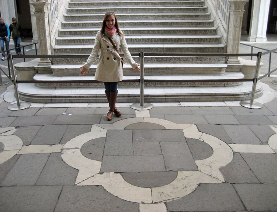 A stone courtyard at the Doge's Palace in Venice, featuring a barbed quatrefoil pattern.